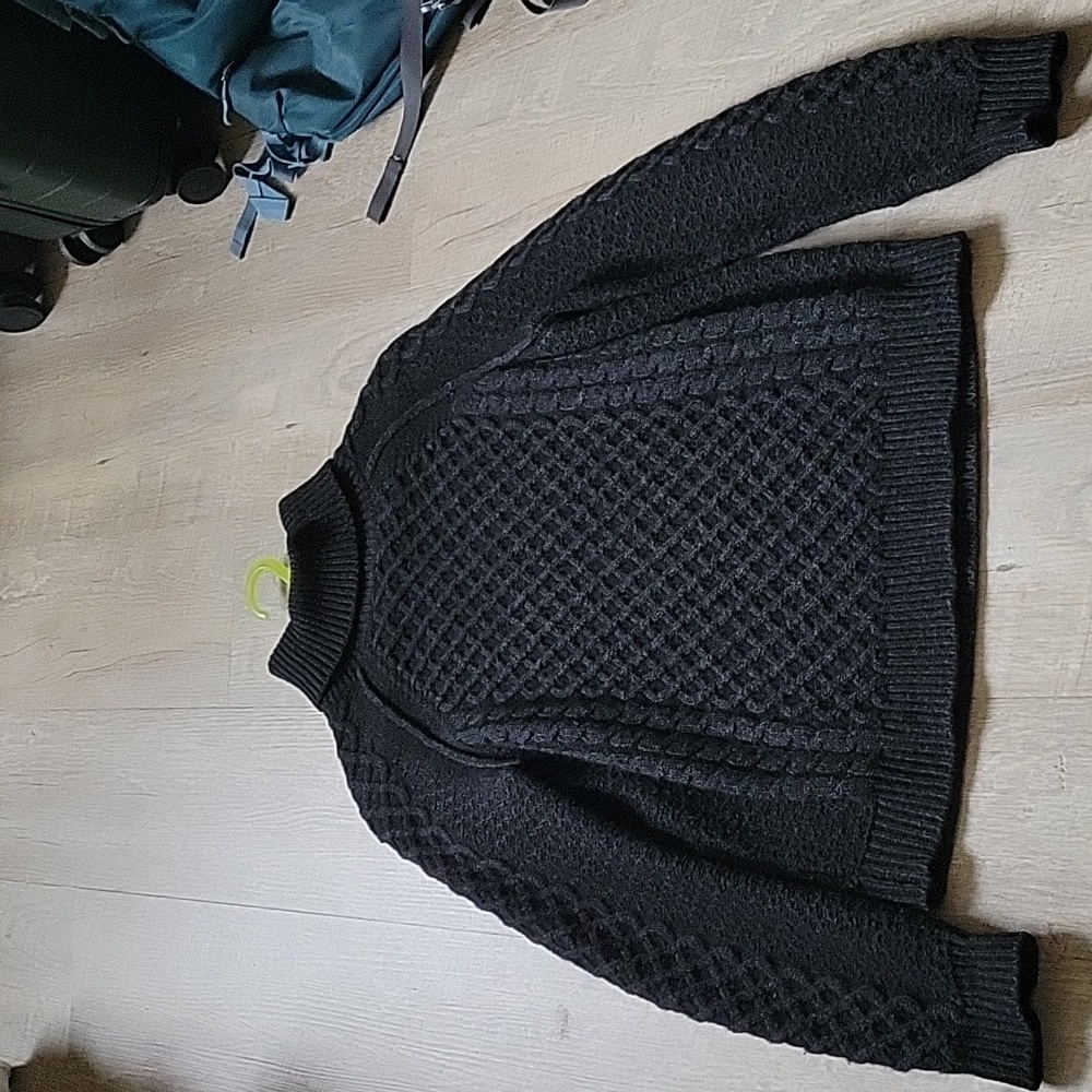 Vince wool blend turtleneck sweater in size small and in charcoal color